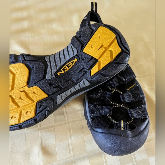 Keen Men\'s Newport 9.5 sandals NEW